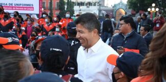 Eduardo Rivera entrega uniformes a trabajadores de Limpia
