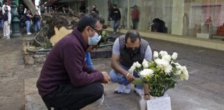 Colocan ofrenda floral donde murió niño tras caída de árbol; Ayuntamiento pagará gastos funerarios