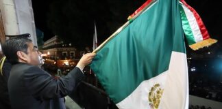 “Que reviva Puebla” vitorea Miguel Barbosa en Grito de Independencia