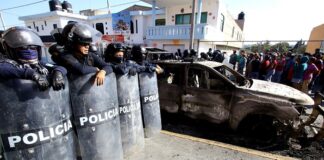 Turba quema patrulla y vehículo en Calpan; buscaban linchar a delincuentes