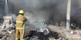 Bomberos de Cholula sofocan incendio en barrio de San Pedro Mexicaltzingo