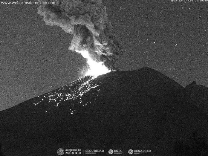 -639f24924f826--639f24924f8281 Expulsa Popocatépetl material incandescente y ceniza, sin repercusiones. SEGOB.jpeg