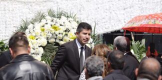 Eduardo Rivera, extiende la mano a Ana Lucia Hill, para trabajar coordinados