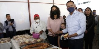 Edmundo Tlatehui, inaugura Feria de la Rosca en San Rafael Comac
