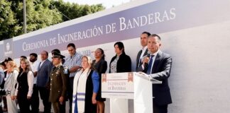 Encabeza Mundo Tlatehui ceremonia de incineración de banderas