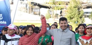 Ayuntamiento de Puebla presenta medalla y playera de la carrera Contigo Mujer