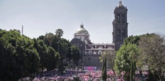“El INE se defiende” resuena en Puebla capital