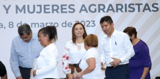 Gobierno estatal y municipal entregan a mujeres 610 escrituras