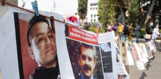 Exhibidos padres que no mantienen a sus hijos; tendedero de deudores alimentarios en el zócalo de Puebla