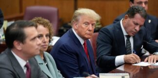 Donald Trump se entrega para que le lean los cargos y queda bajo arresto