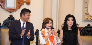 Ángeles Mastretta es condecorada con la presea Puebla de Zaragoza
