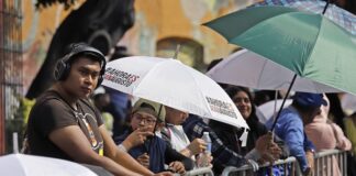 Desfile del 5 de Mayo: colorido, comercial, eufórico y de campaña