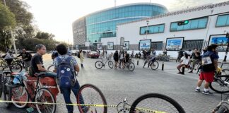 Ciclistas toman las calles para protestar por seguridad; destruyen vehículo que les aventaron