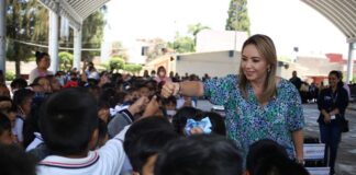 Paola Angon continúa entrega de guías para fortalecer la educación en primerias de juntas auxiliares