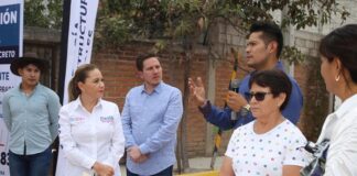 Entrega Paola Angon obra integral de calle, en el barrio de Xixitla