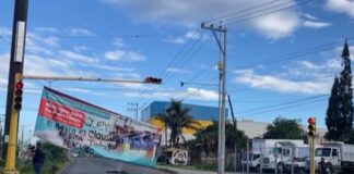 Vecinos de Cocoyotla para evitar pozo cierran carretera San Pedro Cholula- Huejotzingo