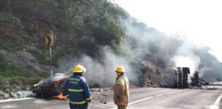 Protección Civil y Bomberos de Izúcar apoyan para sofocar incendio de autotanque en Tehuitzingo.