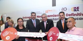 Con entrega de nombramientos, gobierno estatal reconoce a docentes y brinda certeza laboral
