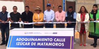 Edmundo Tlatehui inaugura el adoquinamiento de la calle Izucar de Matamoros en Acatepec