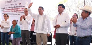 Gobernador Sergio Salomón inicia rehabilitación en la carretera Intermixteca