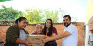 Irene Olea entrega producto lácteo gratuitamente a familias vulnerables.