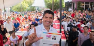 Lalo Rivera recive constancia como candidato a la gubernatura de Puebla