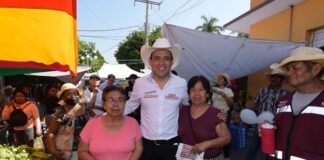 Lalo Castillo continúa recorriendo la mixteca poblana, cálida recepción en Huehuetlán el Chico