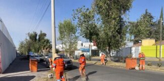 Once toneladas de ceniza volcánica barre el Ayuntamiento de Puebla