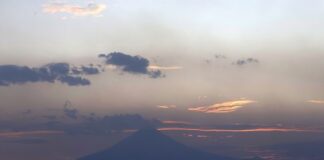 Calidad del aire regular en Puebla; actividad volcánica del Popocatépetl persiste