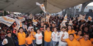 Fer Morales y Fernando Castellanos entablan conversaron con las y los ciudadanos de Calpan.