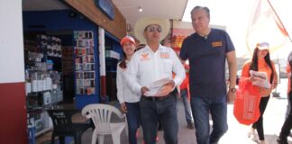 Fernando Morales visita el mercado municipal y recorre las calles de Amozoc.