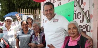 Victor Galeazzi visita puerta por puerta a los vecinos de Tlaxcalancingo.