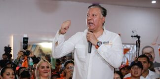 Fer Morales y Pedro Rubio recorren el mercado de Mecapalapa