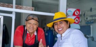 La candidata Roxana Luna y Augusta Díaz de Rivera recorren el Barrio de Xixitla