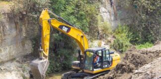 Servicio de limpia municipal desazolva barrancas antes de la temporada de lluvias