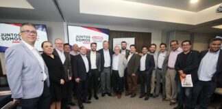 Fernando Morales conversa con representantes de la CANACINTRA