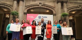 Entrega Ayuntamiento de Puebla los premios al mérito doncente