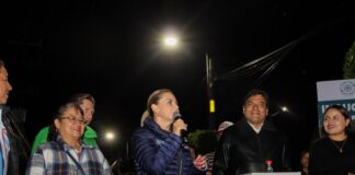 Inaugura Paola Angon alumbrado principal en Santiago Momoxpan