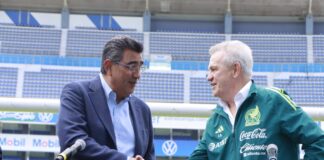 Sergio Salomón acude al estadio Cuauhtémoc para recibir a Javier Aguirre
