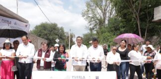 Sergio Salomón inaugura cancha y tramo carretero en Tepeyahualco