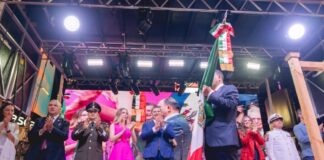 Armenta en histórico Grito de Independencia en Times Square NY