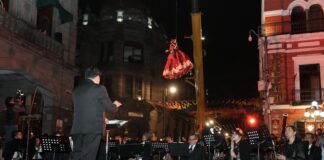 Disfrutaron cientos de poblanos el performance ¡Ay Llorona! en el Zócalo