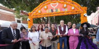 Trabajará Pepe Chedraui por preservar tradiciones; recorre ofrendas en la Plazuela de Los Sapos