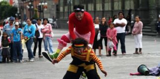 Payasos del zócalo de Puebla piden trabajar