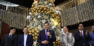 Asiste gobernador con diputados al encendido del Árbol Navideño en la nueva sede del Congreso
