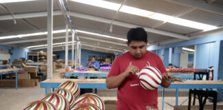 Esferas poblanas, una tradición y arte de Navidad