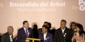 Amor a Puebla y la educación: Armenta Mier encabeza el encendido del árbol de la Secretaría de Educación