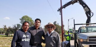 Supervisa Omar Muñoz la instalación de luminarias en Chautenco