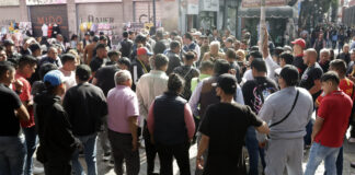 Limpian de ambulantes el Centro Histórico de Puebla; protestan para seguir vendiendo