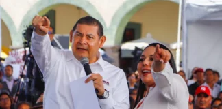 Alejandro Armenta asiste a informe de 100 días de gobierno de Tonantzin Fernández